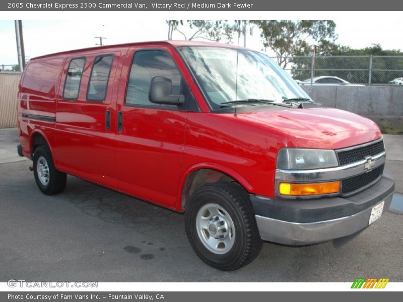 Front 3/4 View of 2005 Express 2500 Commercial Van