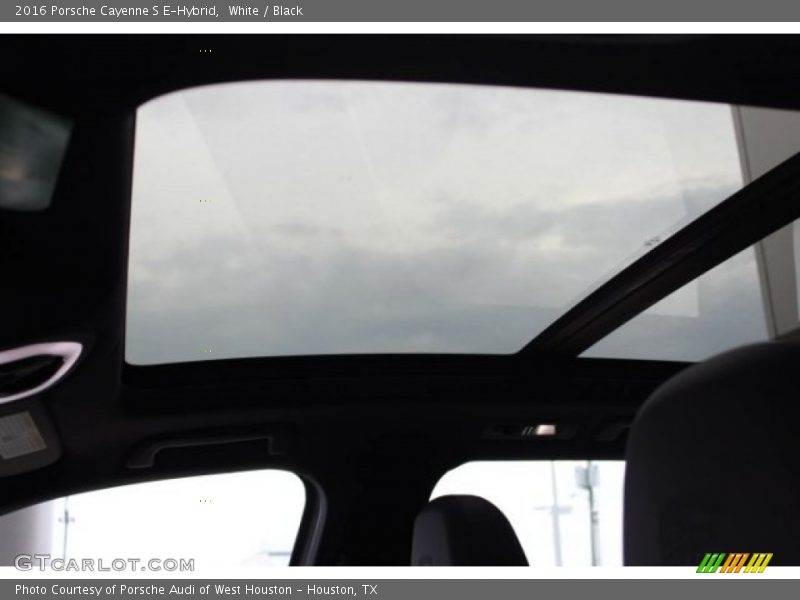 Sunroof of 2016 Cayenne S E-Hybrid