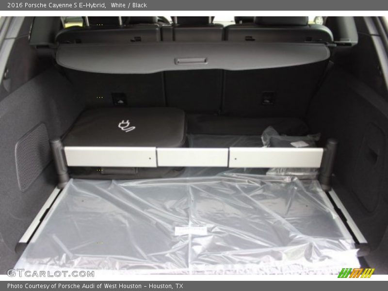  2016 Cayenne S E-Hybrid Trunk