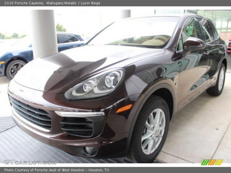 Front 3/4 View of 2016 Cayenne 