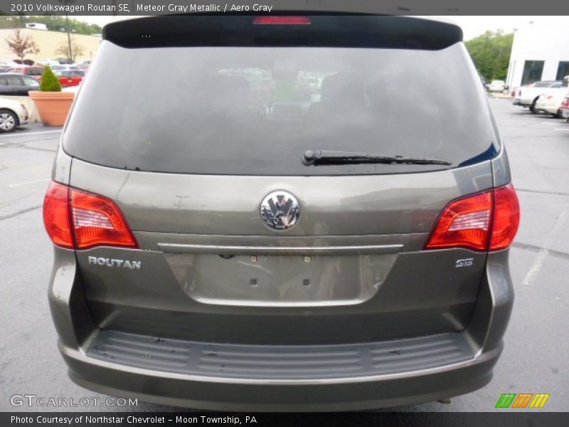 Meteor Gray Metallic / Aero Gray 2010 Volkswagen Routan SE