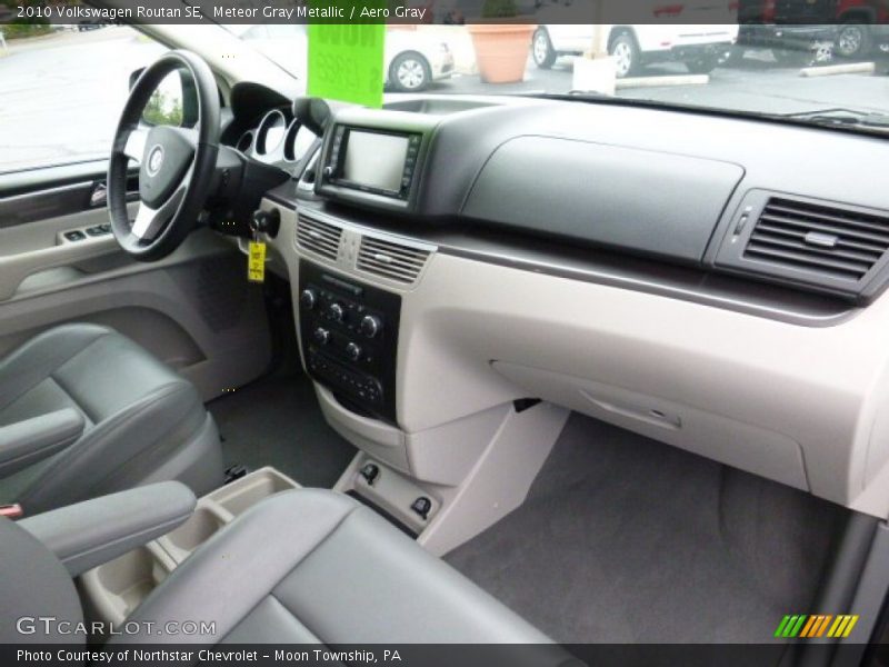 Meteor Gray Metallic / Aero Gray 2010 Volkswagen Routan SE