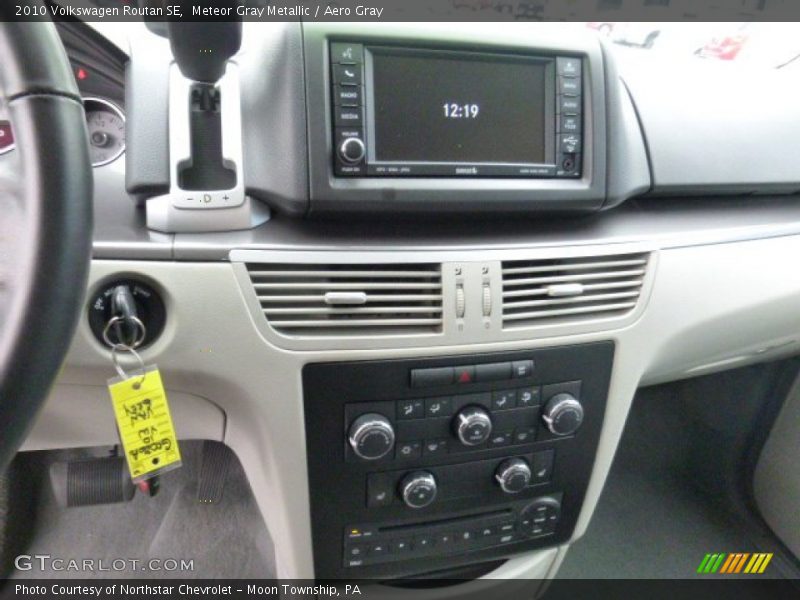 Meteor Gray Metallic / Aero Gray 2010 Volkswagen Routan SE