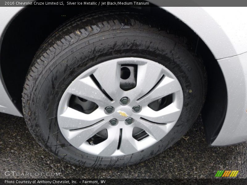 Silver Ice Metallic / Jet Black/Medium Titanium 2016 Chevrolet Cruze Limited LS