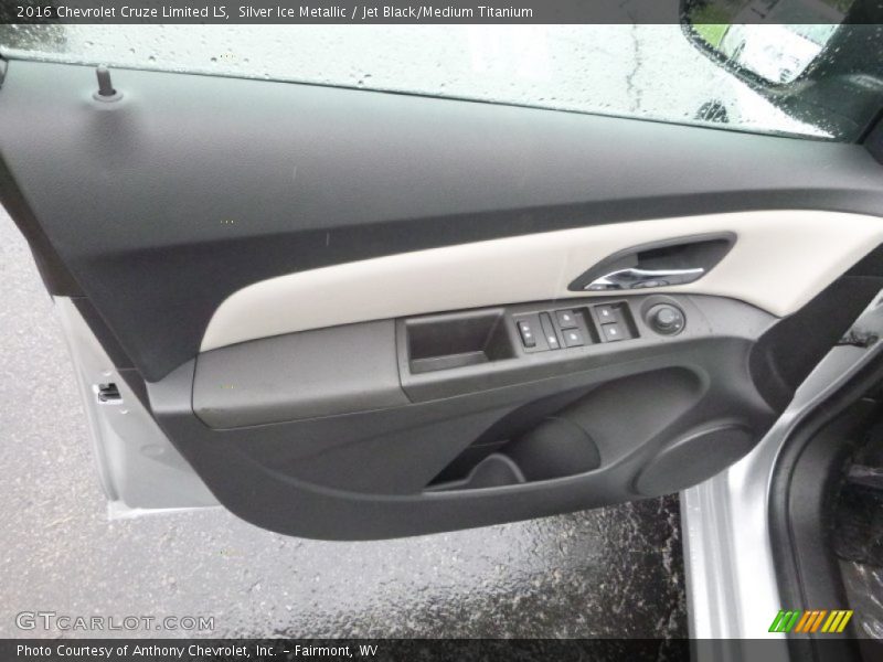 Silver Ice Metallic / Jet Black/Medium Titanium 2016 Chevrolet Cruze Limited LS