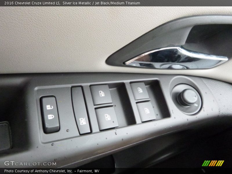 Silver Ice Metallic / Jet Black/Medium Titanium 2016 Chevrolet Cruze Limited LS