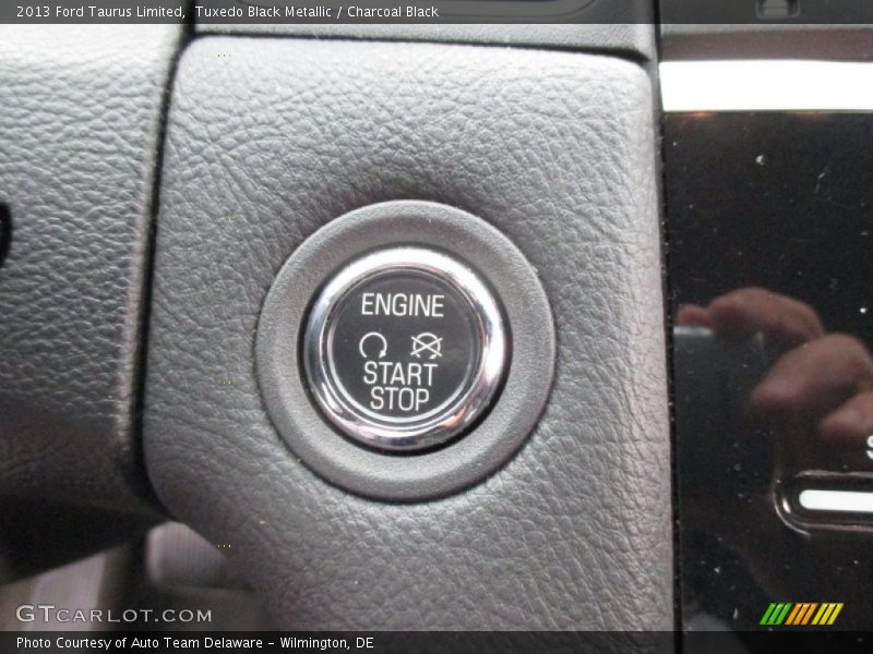 Tuxedo Black Metallic / Charcoal Black 2013 Ford Taurus Limited