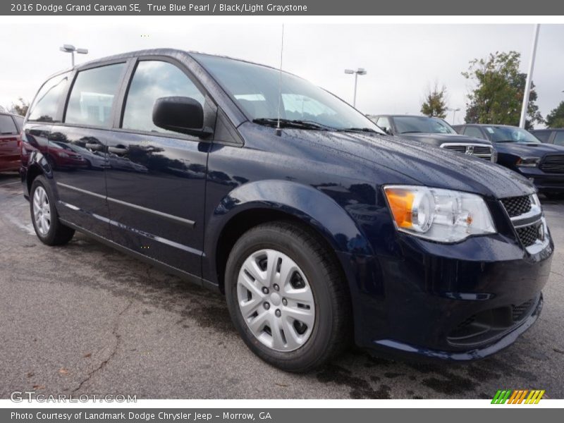 Front 3/4 View of 2016 Grand Caravan SE