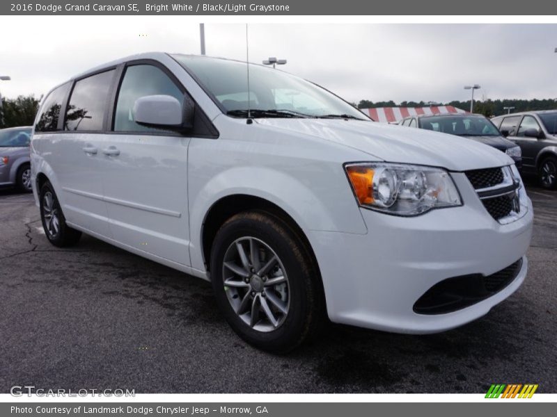 Front 3/4 View of 2016 Grand Caravan SE