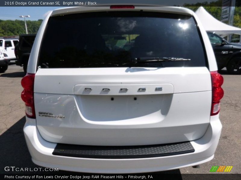 Bright White / Black 2016 Dodge Grand Caravan SE