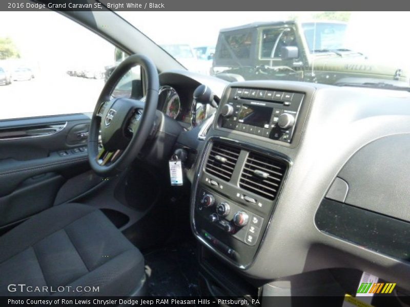 Bright White / Black 2016 Dodge Grand Caravan SE