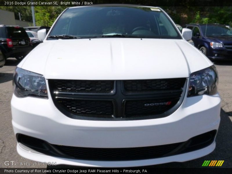 Bright White / Black 2016 Dodge Grand Caravan SE