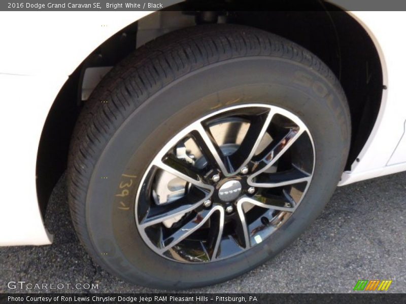 Bright White / Black 2016 Dodge Grand Caravan SE