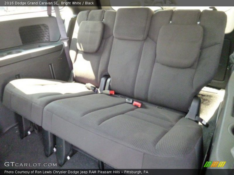 Bright White / Black 2016 Dodge Grand Caravan SE