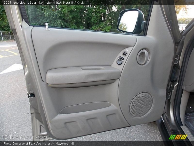 Light Khaki Metallic / Khaki 2005 Jeep Liberty Sport 4x4