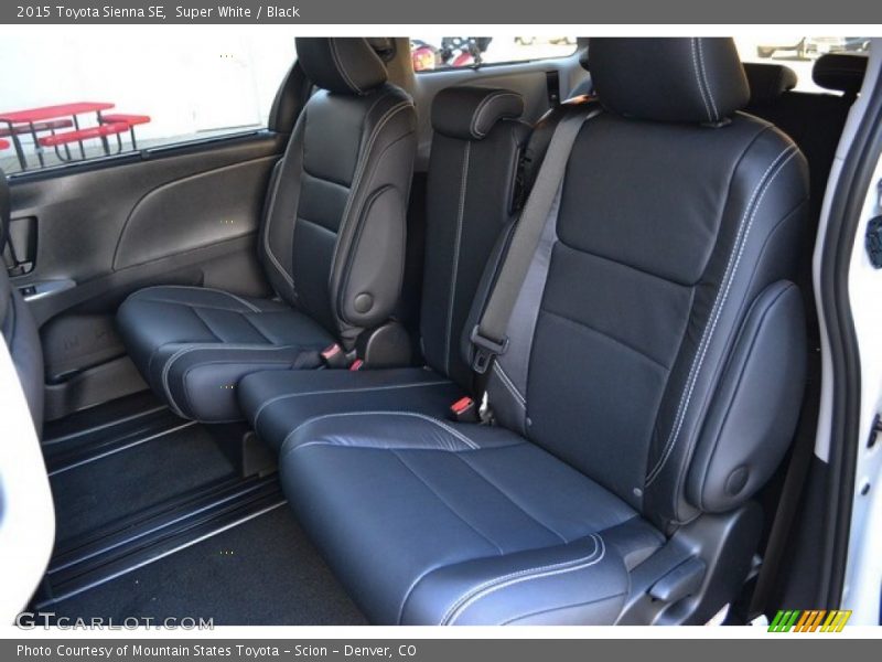 Super White / Black 2015 Toyota Sienna SE