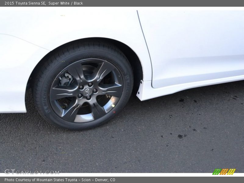 Super White / Black 2015 Toyota Sienna SE