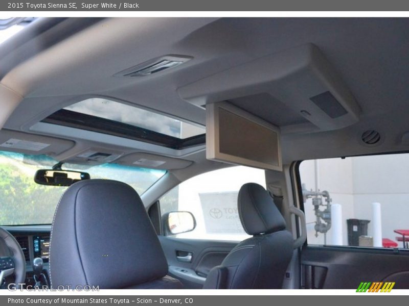 Super White / Black 2015 Toyota Sienna SE