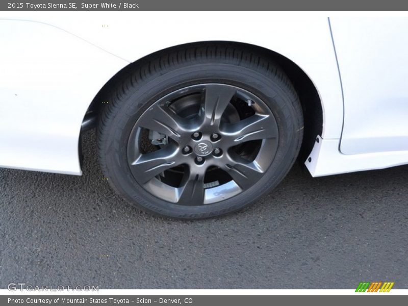 Super White / Black 2015 Toyota Sienna SE