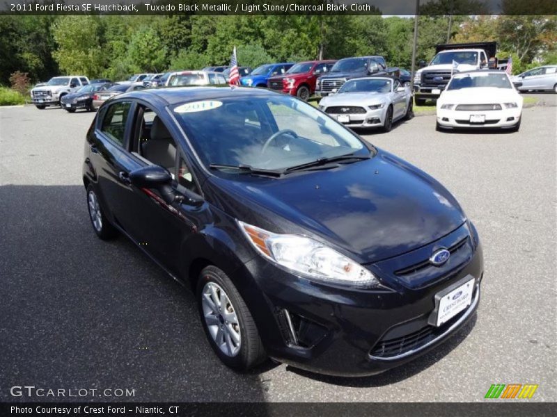 Tuxedo Black Metallic / Light Stone/Charcoal Black Cloth 2011 Ford Fiesta SE Hatchback