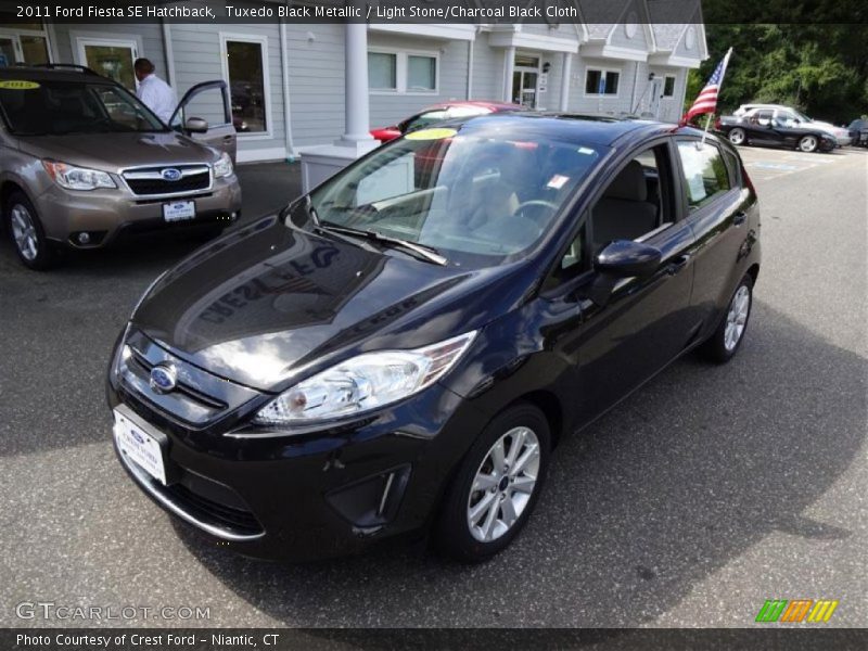 Tuxedo Black Metallic / Light Stone/Charcoal Black Cloth 2011 Ford Fiesta SE Hatchback