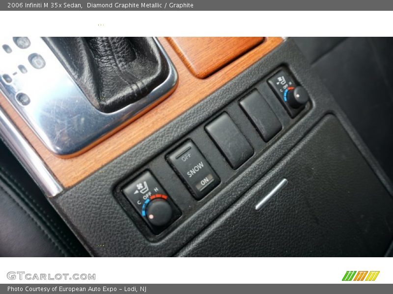 Controls of 2006 M 35x Sedan