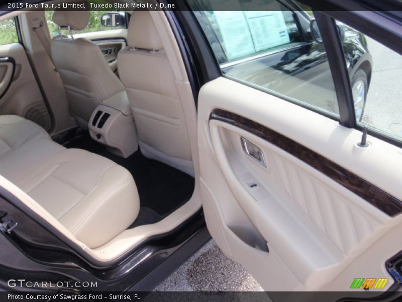 Tuxedo Black Metallic / Dune 2015 Ford Taurus Limited