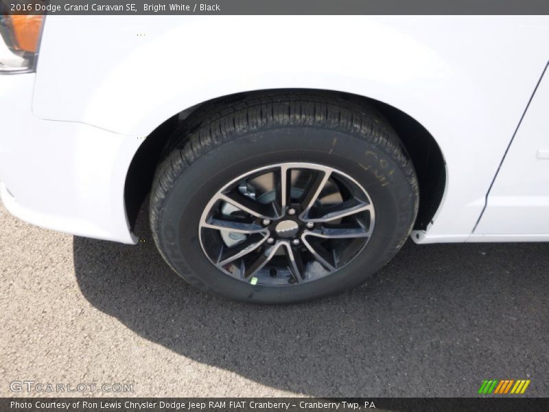 Bright White / Black 2016 Dodge Grand Caravan SE