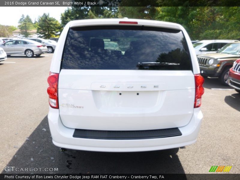 Bright White / Black 2016 Dodge Grand Caravan SE