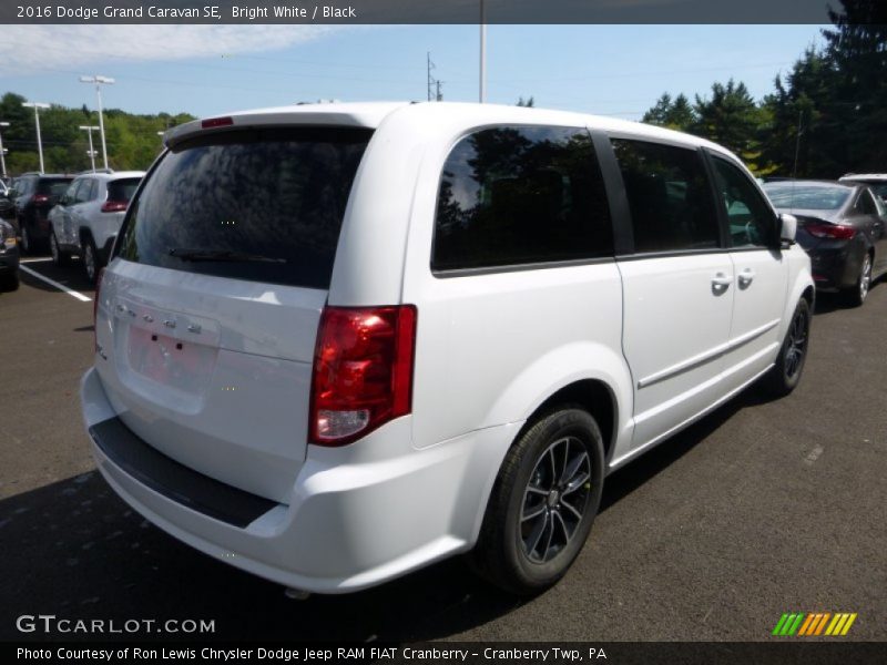 Bright White / Black 2016 Dodge Grand Caravan SE