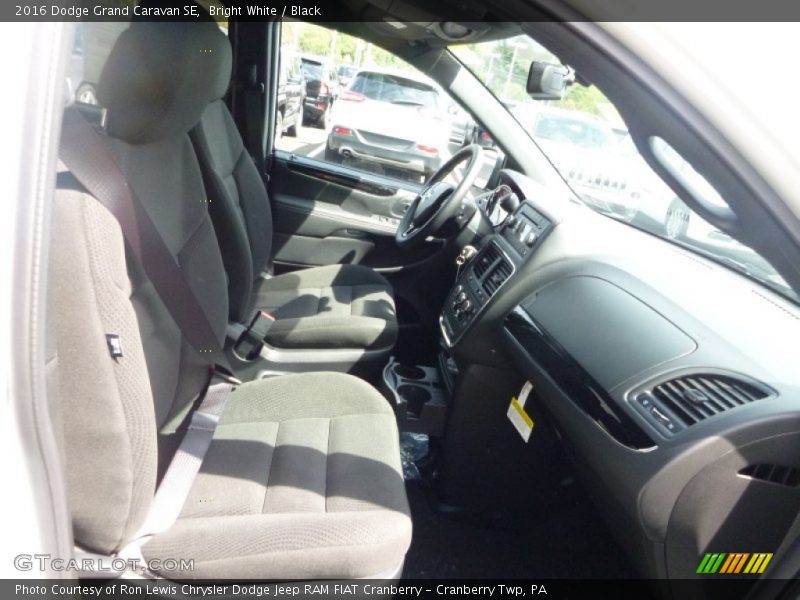 Bright White / Black 2016 Dodge Grand Caravan SE