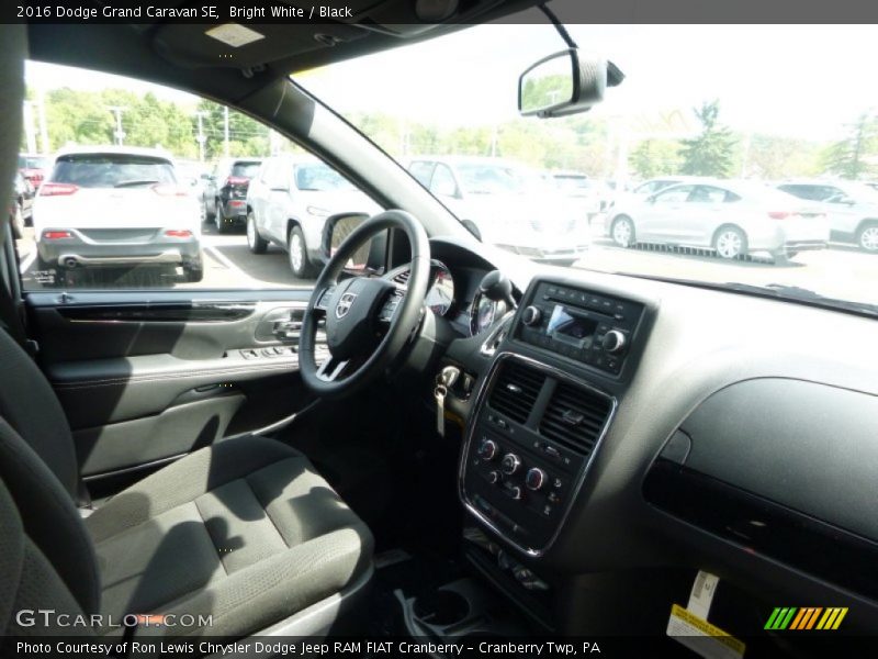 Bright White / Black 2016 Dodge Grand Caravan SE