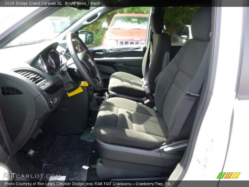Bright White / Black 2016 Dodge Grand Caravan SE
