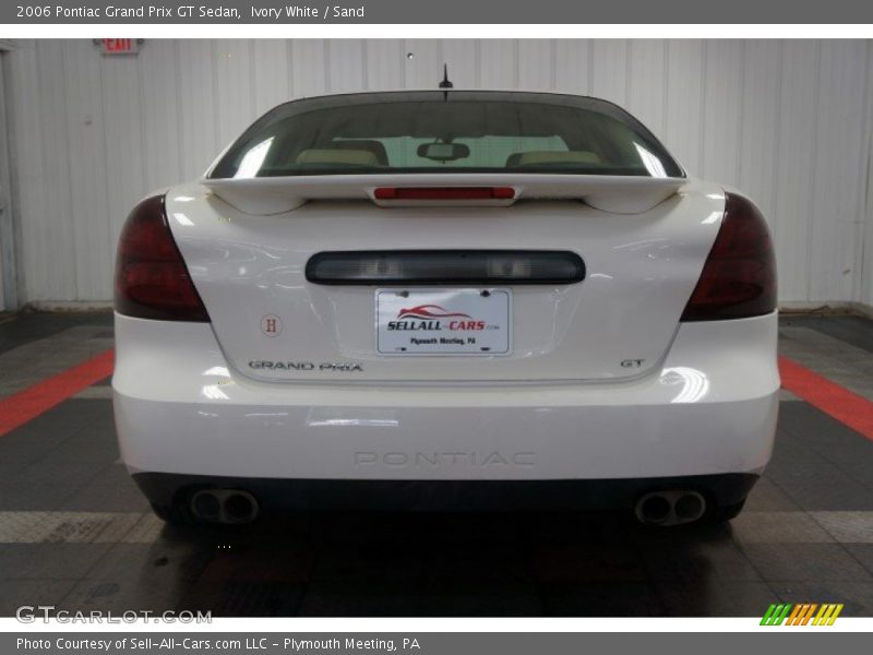 Ivory White / Sand 2006 Pontiac Grand Prix GT Sedan