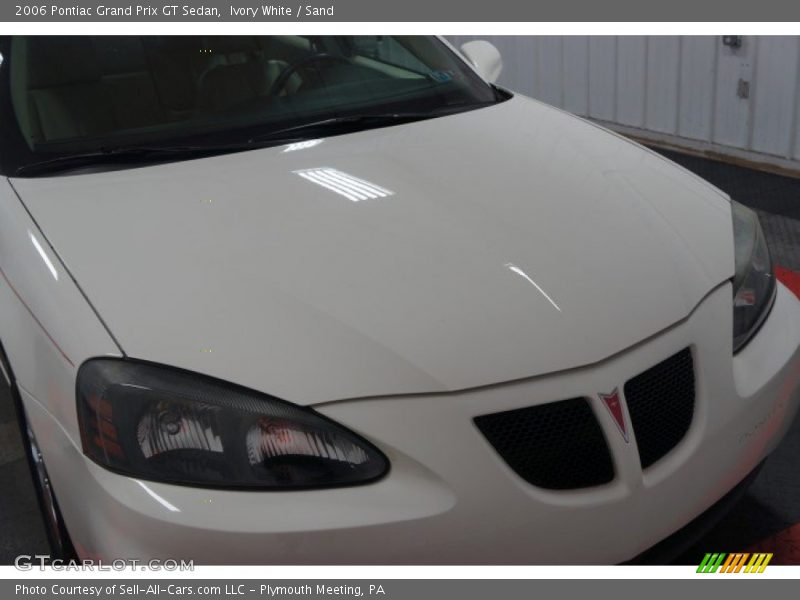 Ivory White / Sand 2006 Pontiac Grand Prix GT Sedan