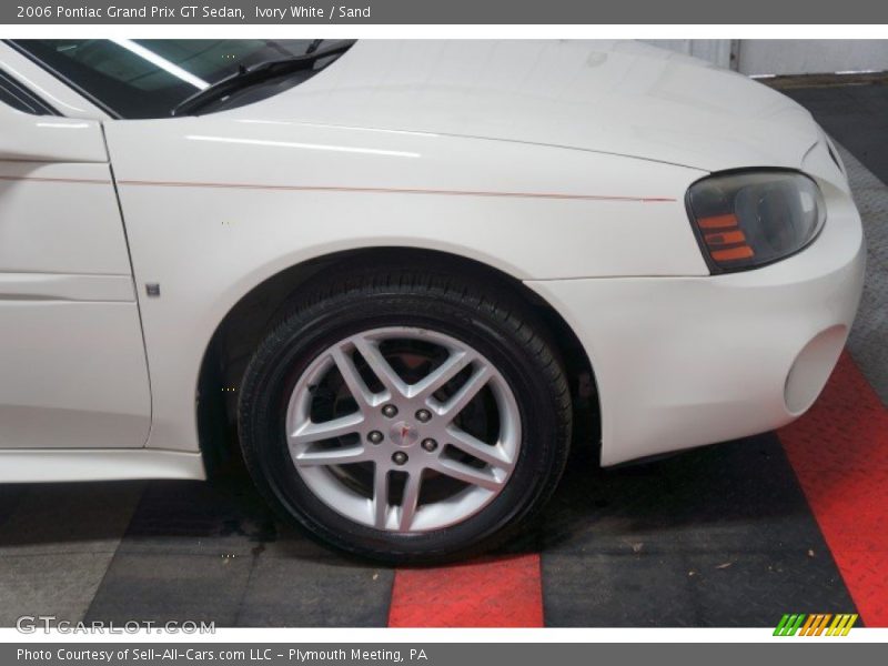 Ivory White / Sand 2006 Pontiac Grand Prix GT Sedan