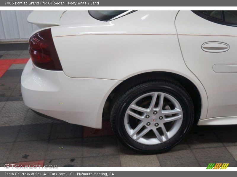 Ivory White / Sand 2006 Pontiac Grand Prix GT Sedan