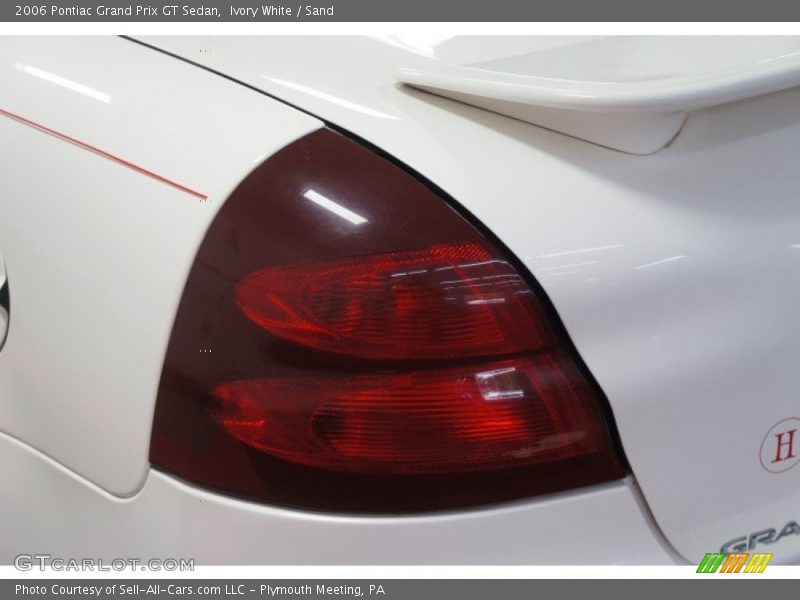 Ivory White / Sand 2006 Pontiac Grand Prix GT Sedan