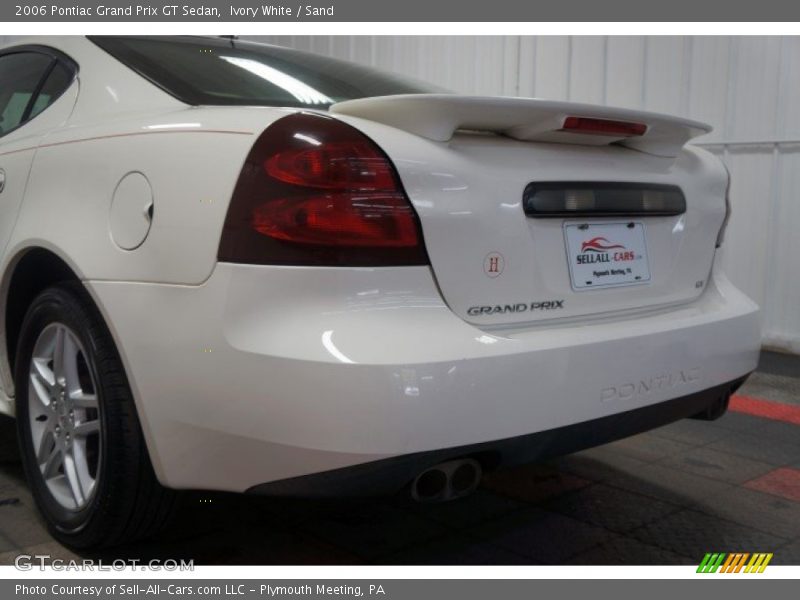 Ivory White / Sand 2006 Pontiac Grand Prix GT Sedan