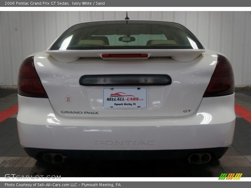 Ivory White / Sand 2006 Pontiac Grand Prix GT Sedan
