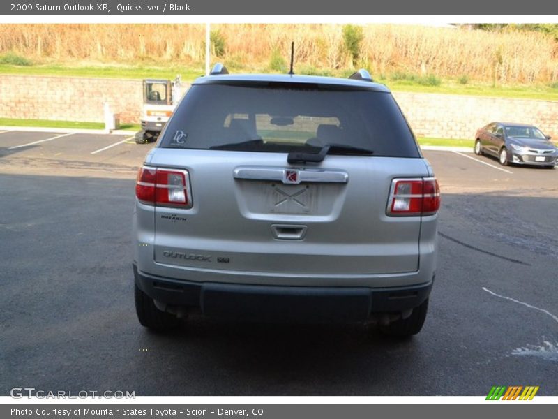 Quicksilver / Black 2009 Saturn Outlook XR