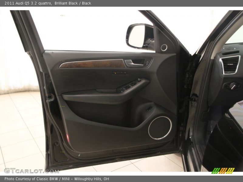 Brilliant Black / Black 2011 Audi Q5 3.2 quattro