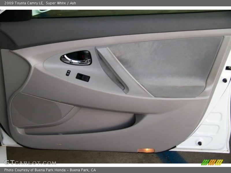 Super White / Ash 2009 Toyota Camry LE