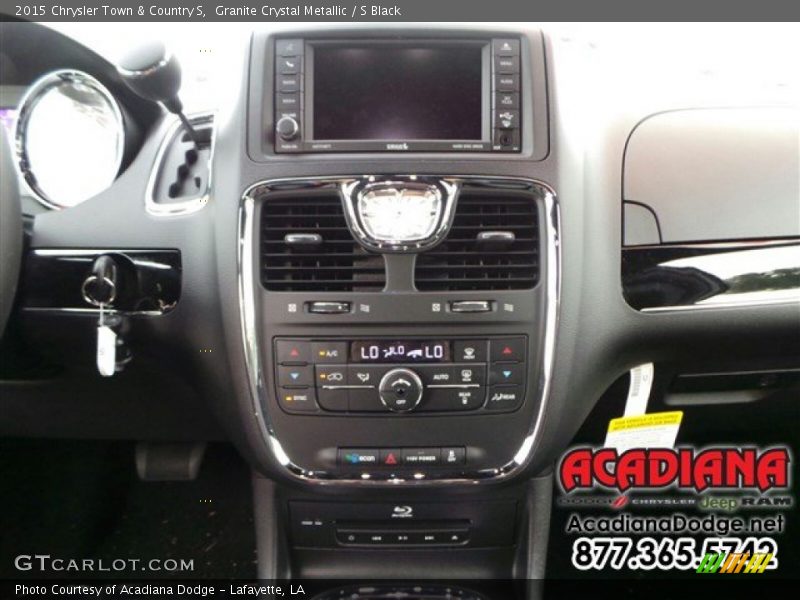 Granite Crystal Metallic / S Black 2015 Chrysler Town & Country S