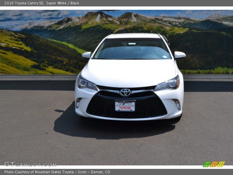 Super White / Black 2016 Toyota Camry SE