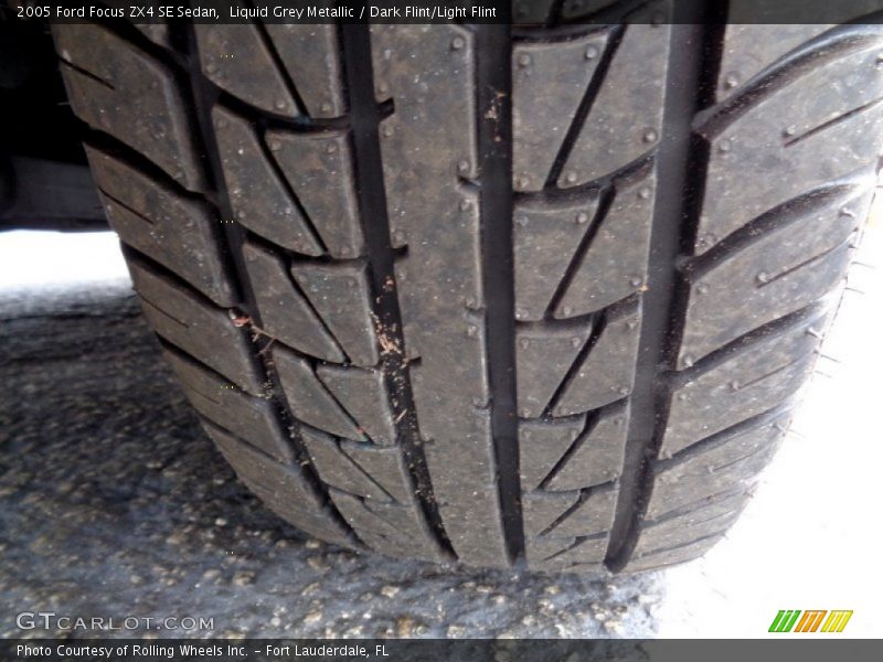 Liquid Grey Metallic / Dark Flint/Light Flint 2005 Ford Focus ZX4 SE Sedan