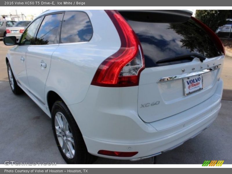 Ice White / Beige 2016 Volvo XC60 T5 Drive-E