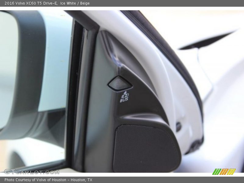 Ice White / Beige 2016 Volvo XC60 T5 Drive-E