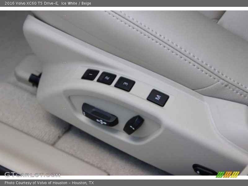 Ice White / Beige 2016 Volvo XC60 T5 Drive-E