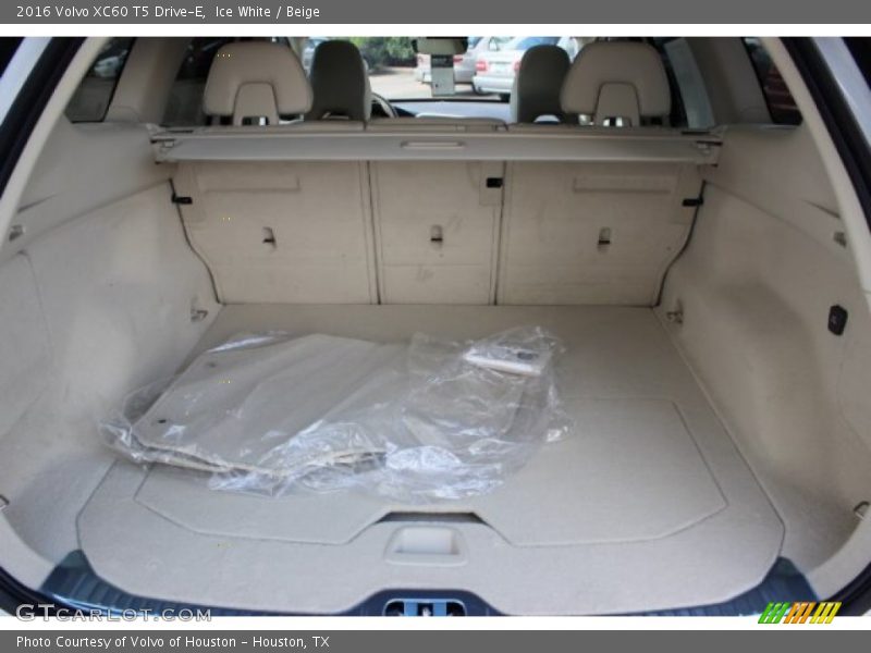 Ice White / Beige 2016 Volvo XC60 T5 Drive-E